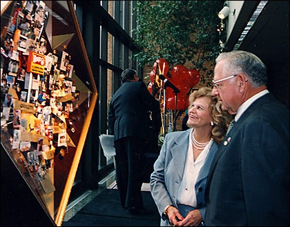 Dave Thomas and his wife view the original artwork at its unveiling in 1994