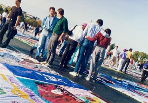 aids-quilt-onlookers